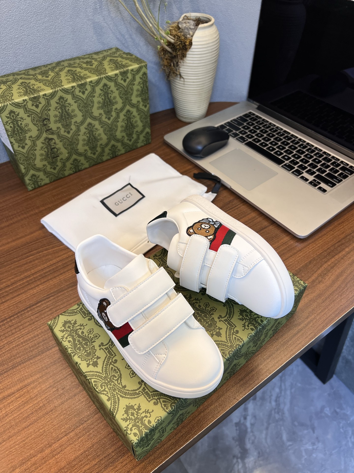 Children's shoes child